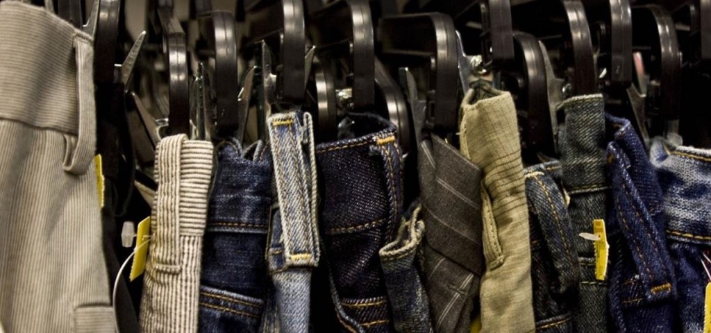 best-way-hang-dress-pants-and-jeans-so-they-actually-stay-hangers.1280x600
